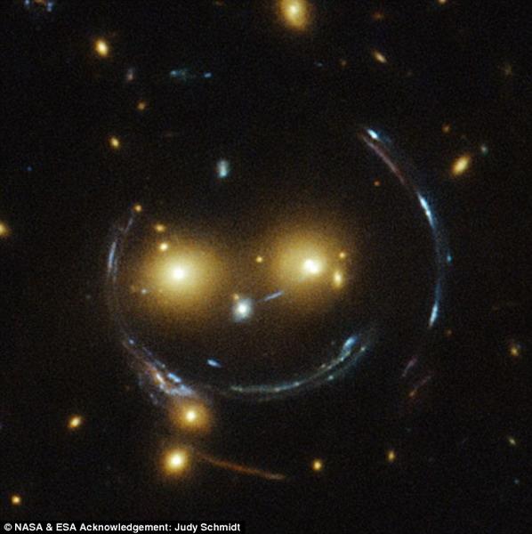 哈勃望远镜最新观测到太空“笑脸星系”